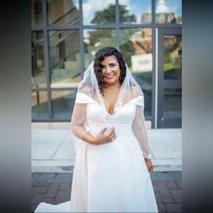 David's Bridal White Bridal Veil with Lace Appliqué